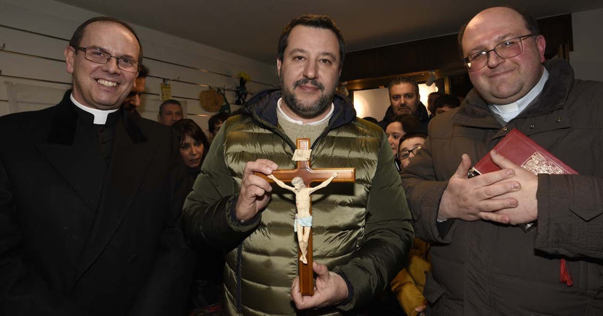 Matteo Salvini con crocifisso e preti